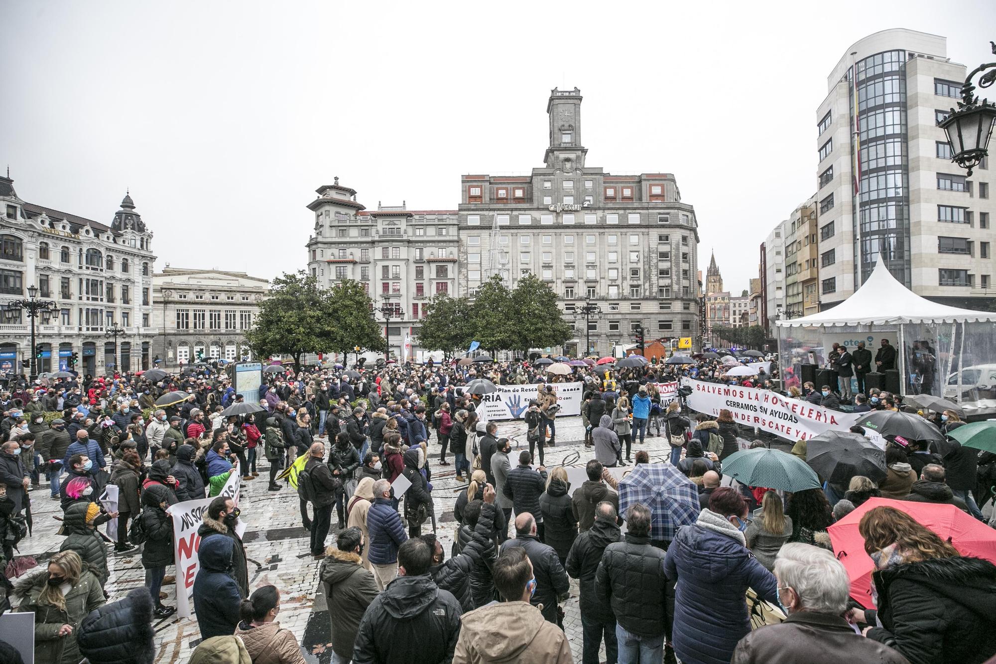 La hostelería toma las calles y exige "no perder las cenas de diciembre"