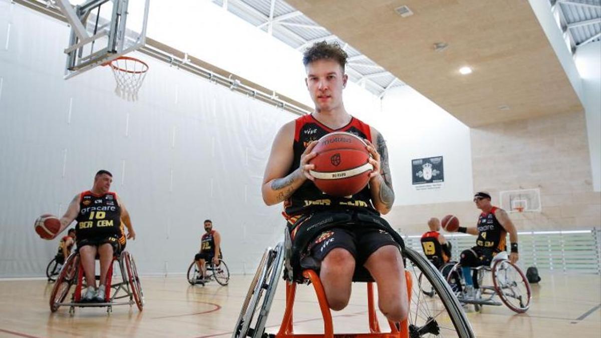Biel Llopis, jugador del CEM L'Hospitalet, club decano de básquet en silla de ruedas.