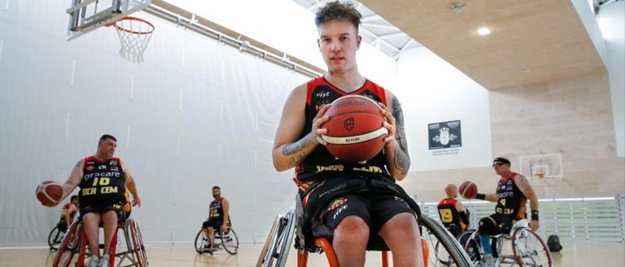 Biel Llopis, jugador del CEM L&#039;Hospitalet, club decano de básquet en silla de ruedas.