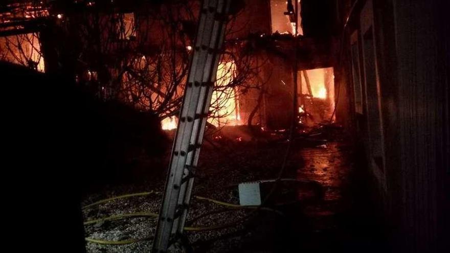 Dos imágenes del incendio declarado durante la madrugada del lunes en una vivienda de la localidad de Cunquilla de Vidriales.