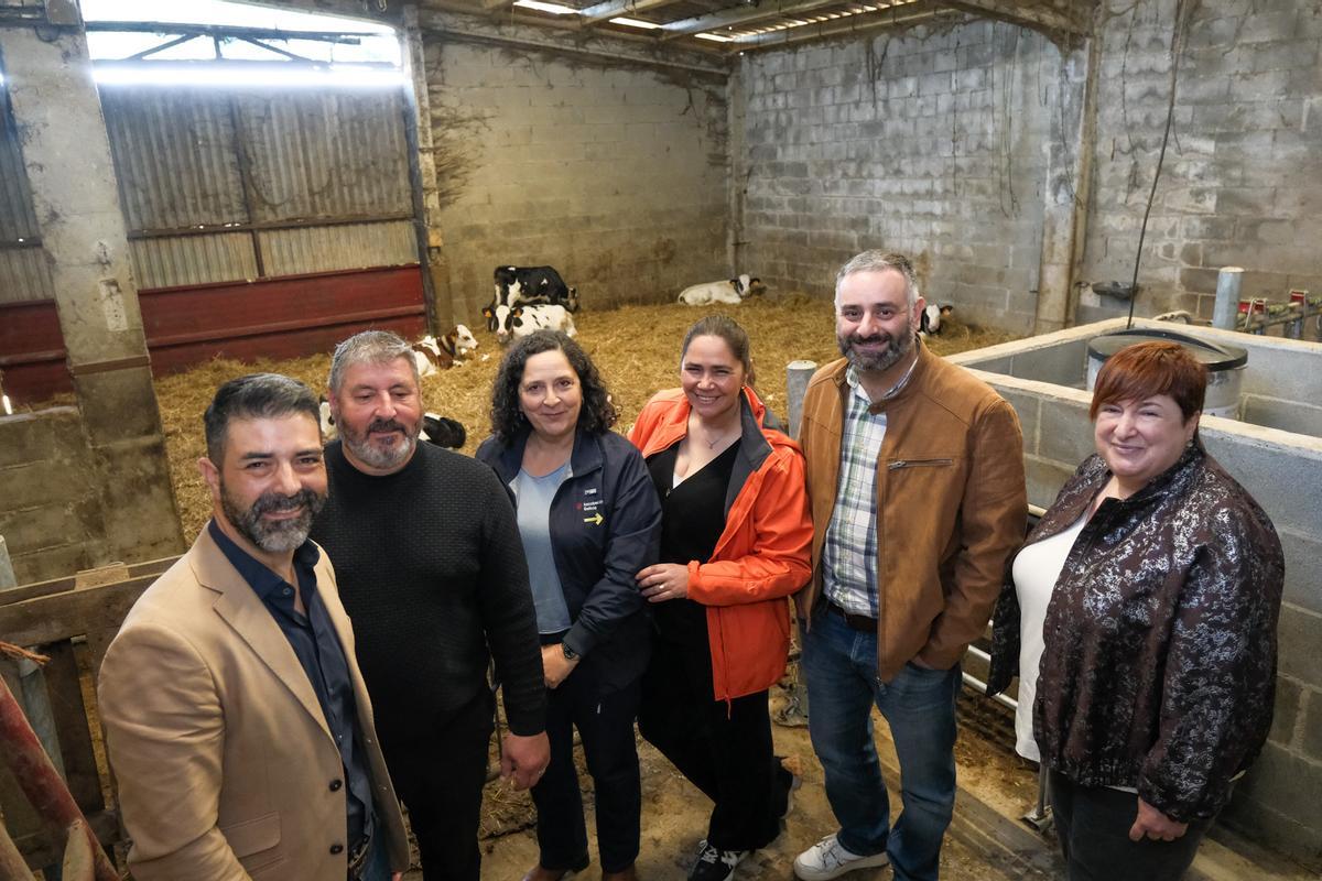 Do Campo y Couce, tercera y quinto por la izquierda, durante la visita al Polo de Emprendemento de Melide.