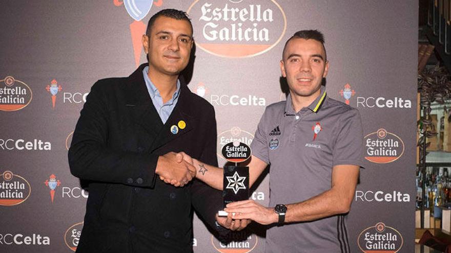 Aspas recogiendo el galardón