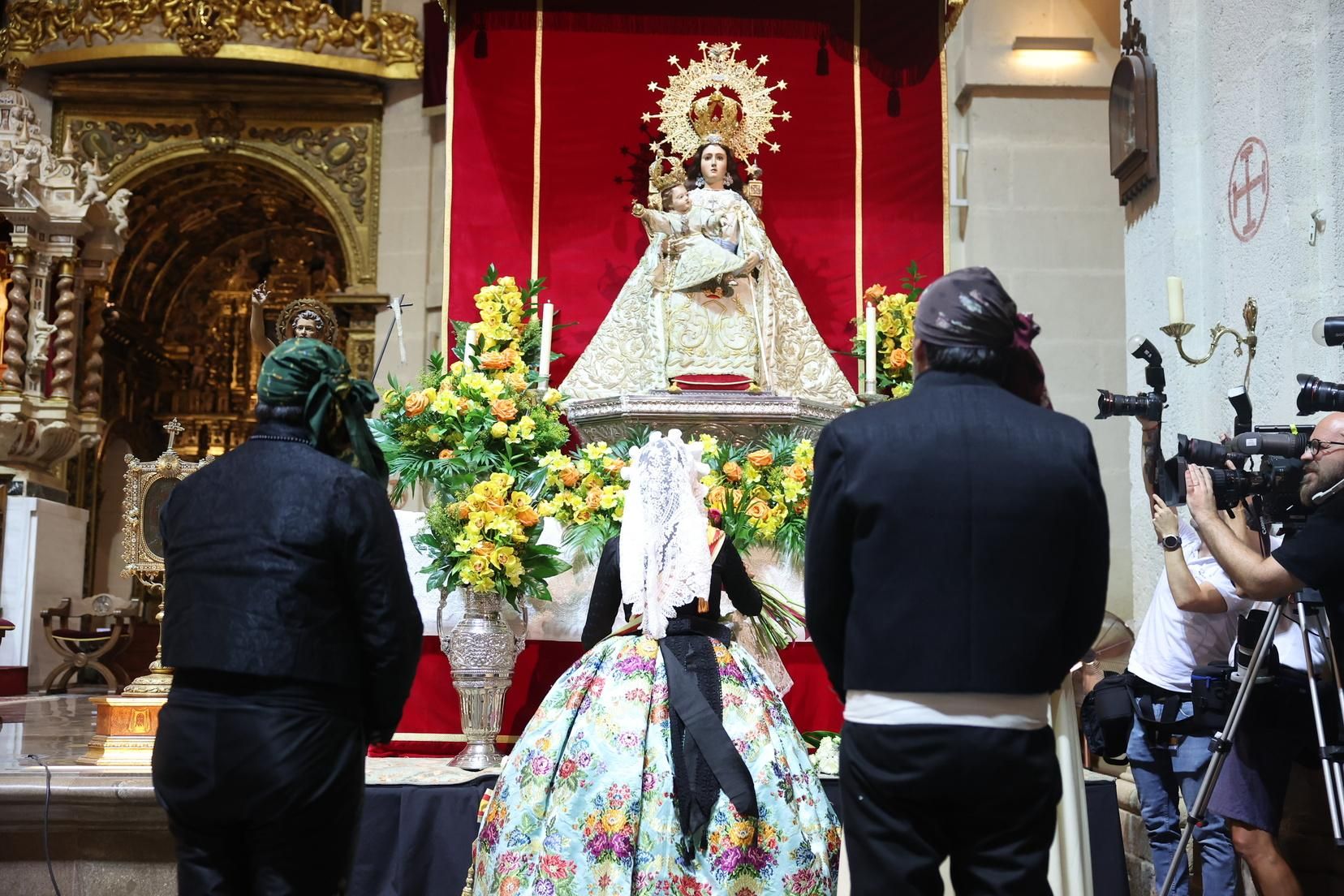 Berta y la corte completan la Ofrenda de Alicante