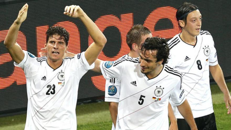 Mario Gómez celebra su gol ante Portugal.