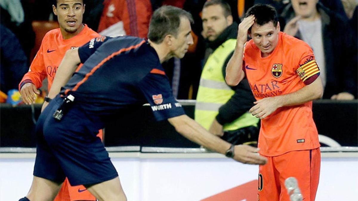 Fernández Borbalán se interesa por Messi tras sufrir el botellazo... y ojo a la botella que aparece en la imagen