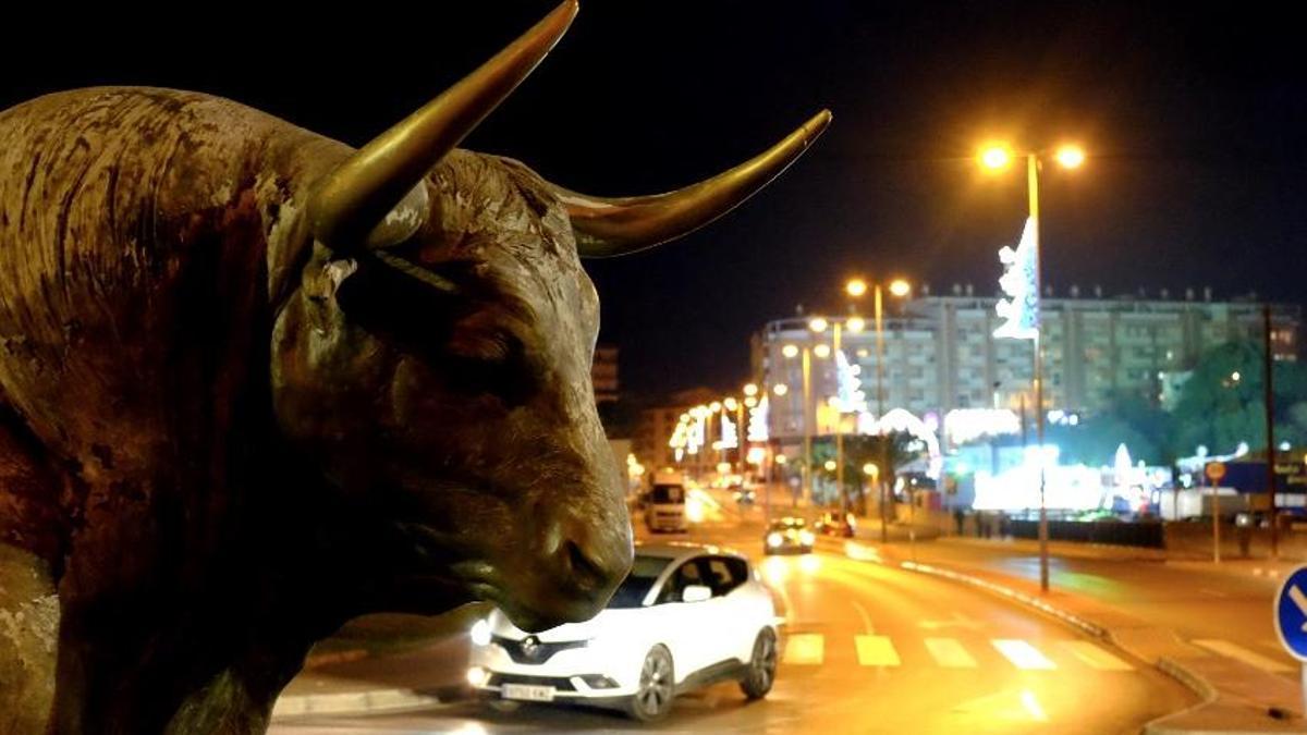 El monumento del toro instalado por el PP protagonizó una intensa polémica política, con acusaciones de corrupción.