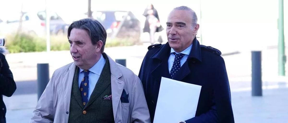 Zulategui, a la izquierda, junto a Oliver tras ser archiviada la querella presentada contra el juez Rodríguez Moyano.