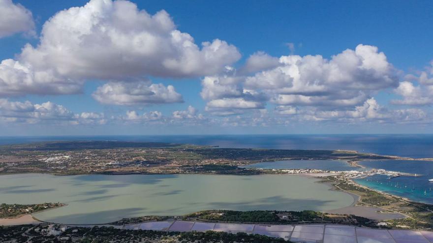 Imagen aérea de las salinas, Estany Pudent, Estany des Peix, la Savina, Porto-salé, Cala Saona y es Cap de Barbaria