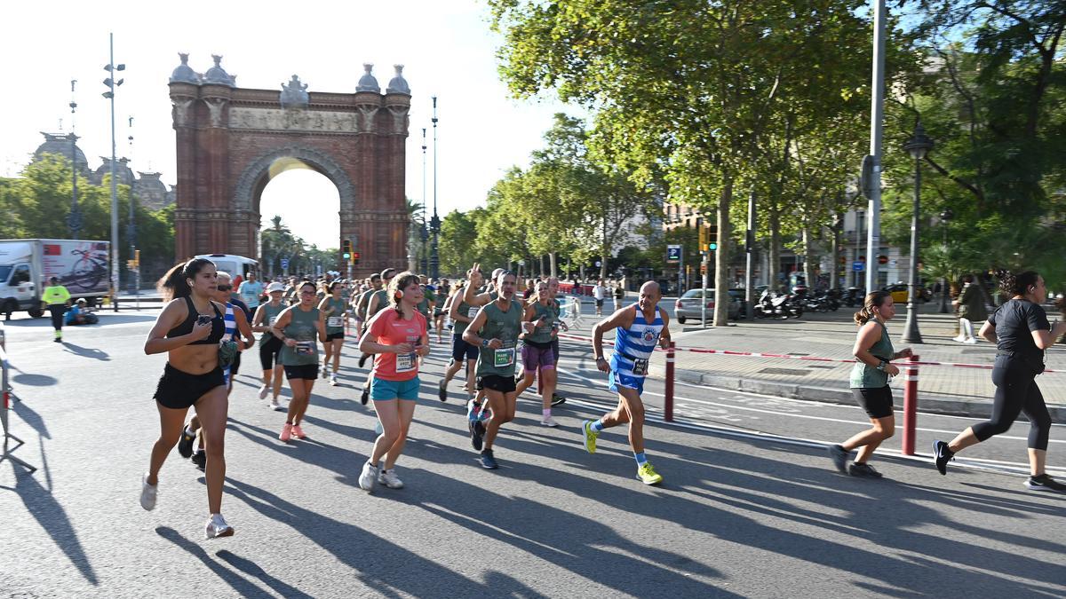 Los corredores tras cruzar el Arco del Triunfo. 