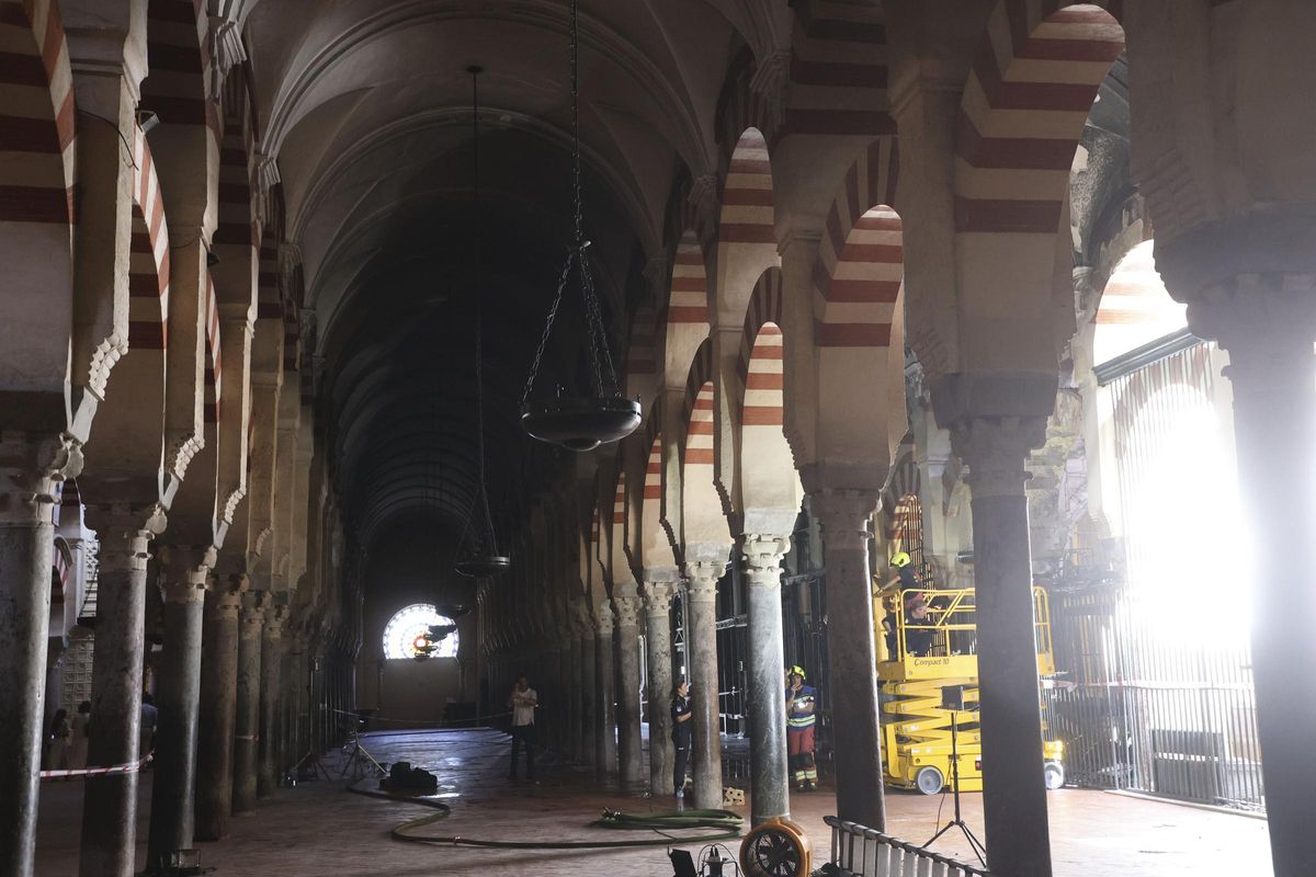 El interior de la Mezquita-Catedral de Córdoba tras el incendio El interior de la Mezquita-Catedral de Córdoba tras el incendio