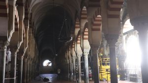 El interior de la Mezquita-Catedral de Córdoba tras el incendio
