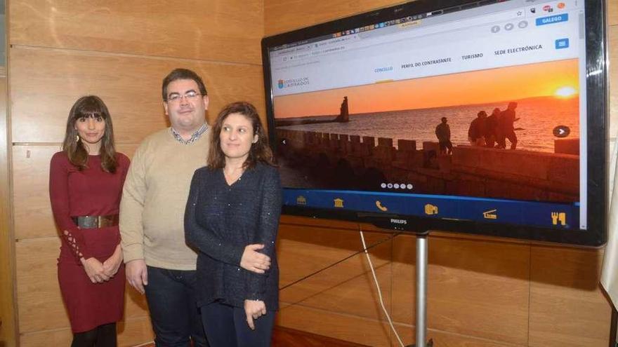 La presentación del nuevo portal web del Concello de Cambados, ayer en el consistorio. // Noé Parga