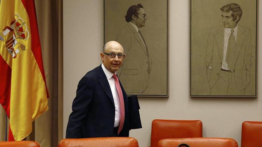 Montoro abre la puerta a una quita de la deuda de las autonomías