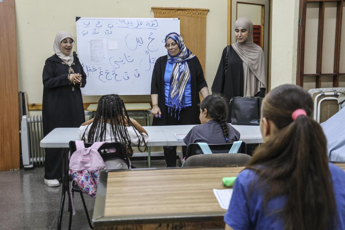 Una alumna de las clases de árabe en la Asociación de Vecinos de La Florida.