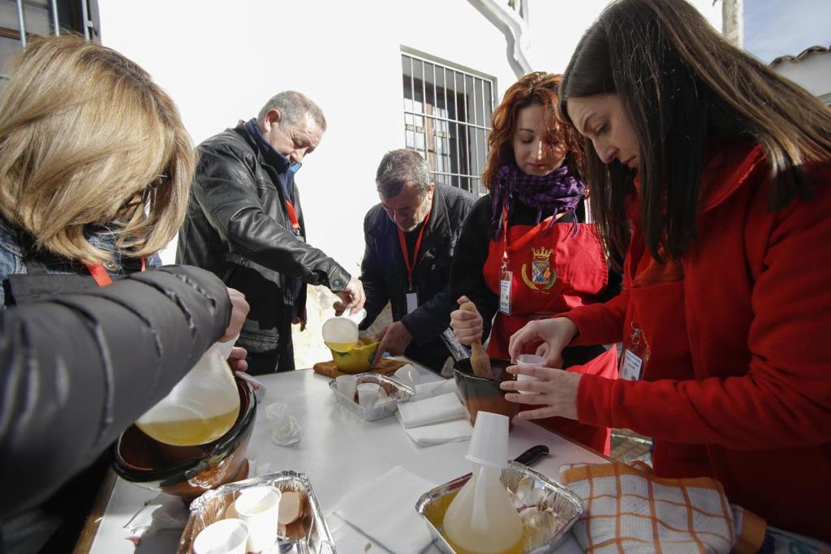 Concursos de ajo y gachamiga por el Ecuador Festero