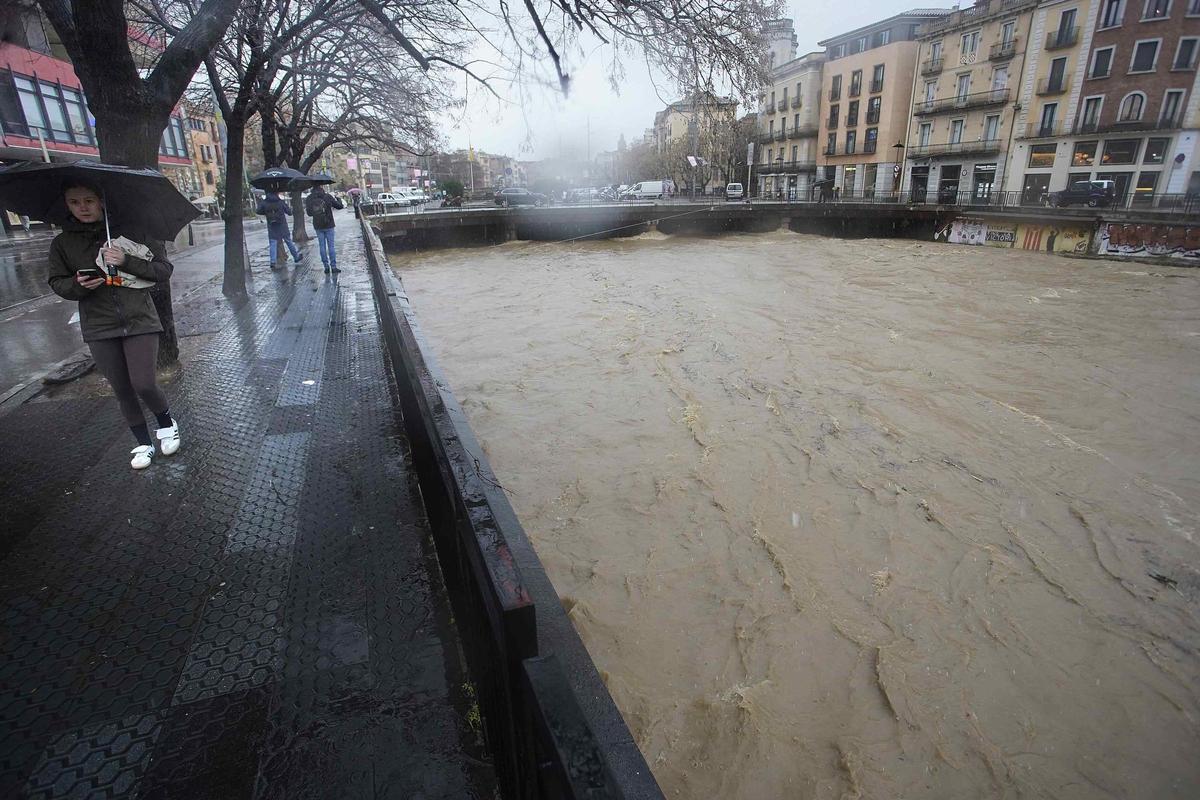 Les imatges de l'Onyar i el Ter plens d'aigua