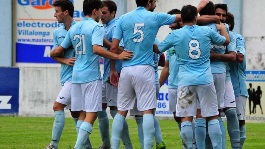 Los jugadores del Villalonga celebran un gol en San Pedro. // Iñaki Abella