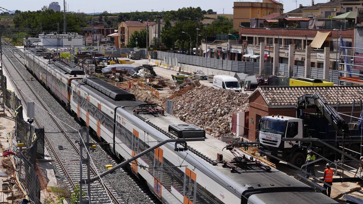 Parets del Vallés 02/09/2025 derribo del edificio de la histórica estación de tren de Parets del Vallès, construida en 1886. La tiran por el desdoblamiento de la R3. Al final de la avenida están los módulos provisionales que se han instalado para poder entrar a la estación. Fotografía de Ferran Nadeu