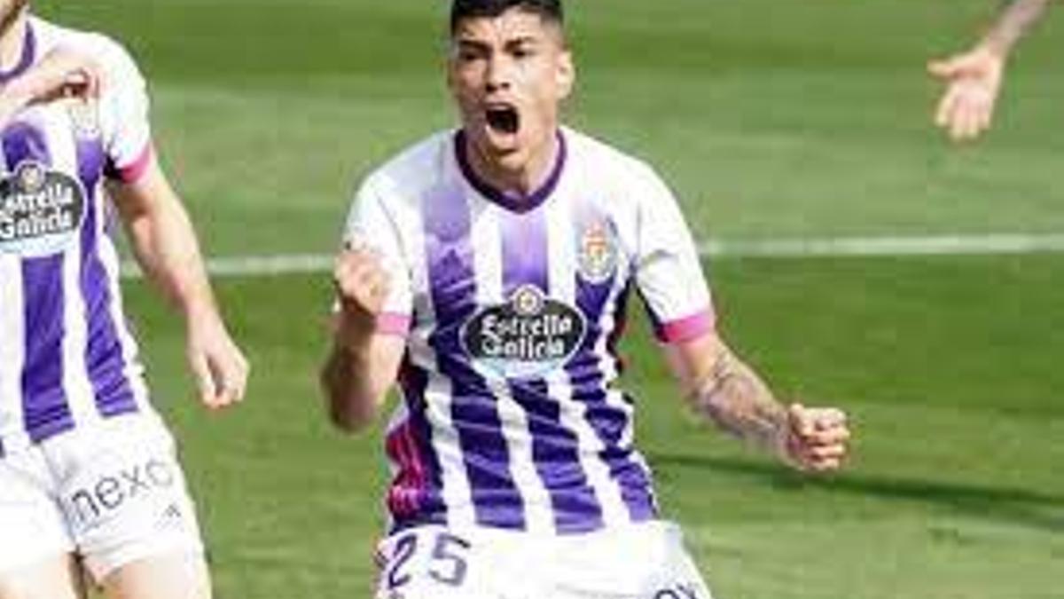 Olaza celebra un gol con el Valladolid.