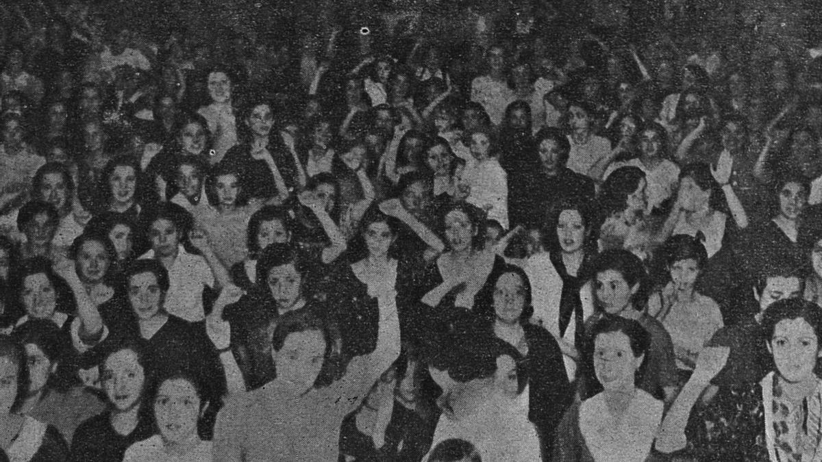 Homenatge a les treballadores dels tallers d’Intendència per part del Comité Provincial de Dones Antifeixistes de València, en octubre del 1937.
