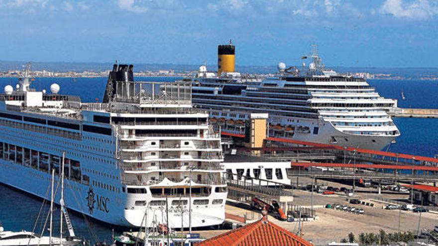 Dos cruceros en el muelle de Pelaires a comienzos de esta temporada turística.