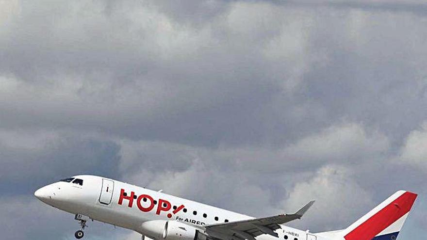 Un avió s&#039;enlaira a l&#039;aeroport