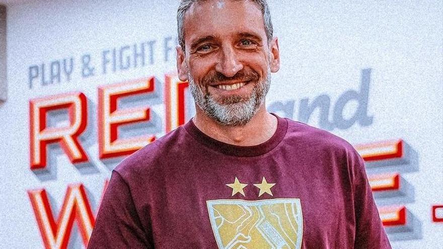 Primeras imágenes de Ibon Navarro con el Estrella Roja