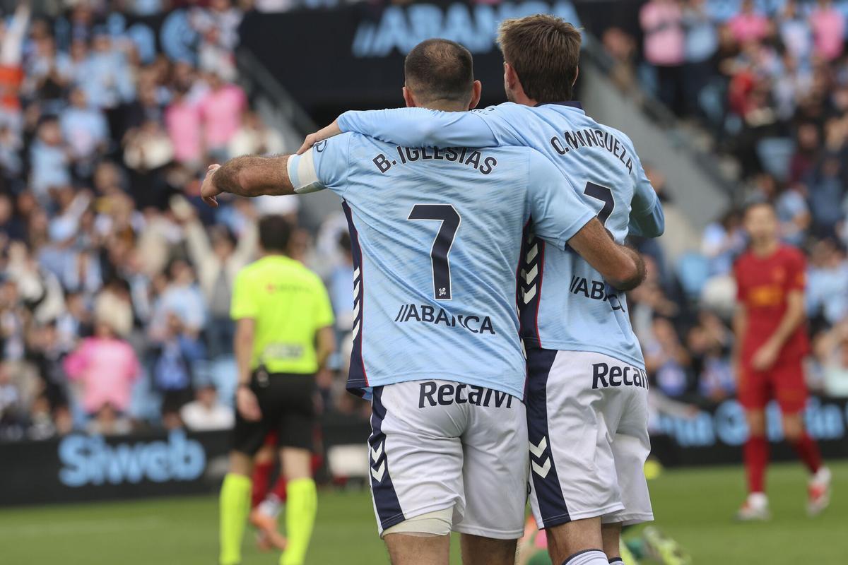 El delantero del Celta de Vigo Borja Iglesias (i) celebra el segundo gol ante el Valencia.