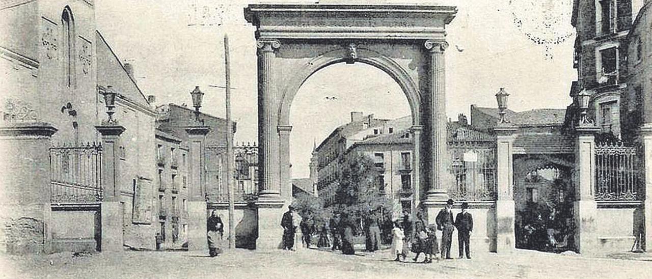 Puerta del Duque de la Victoria, 1861-1919.  Juan Bruil la costeó en honor a Espartero.
