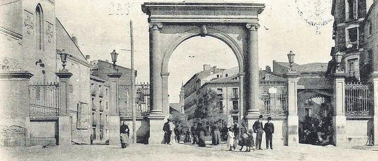 Puerta del Duque de la Victoria, 1861-1919. Juan Bruil la costeó en honor a Espartero.