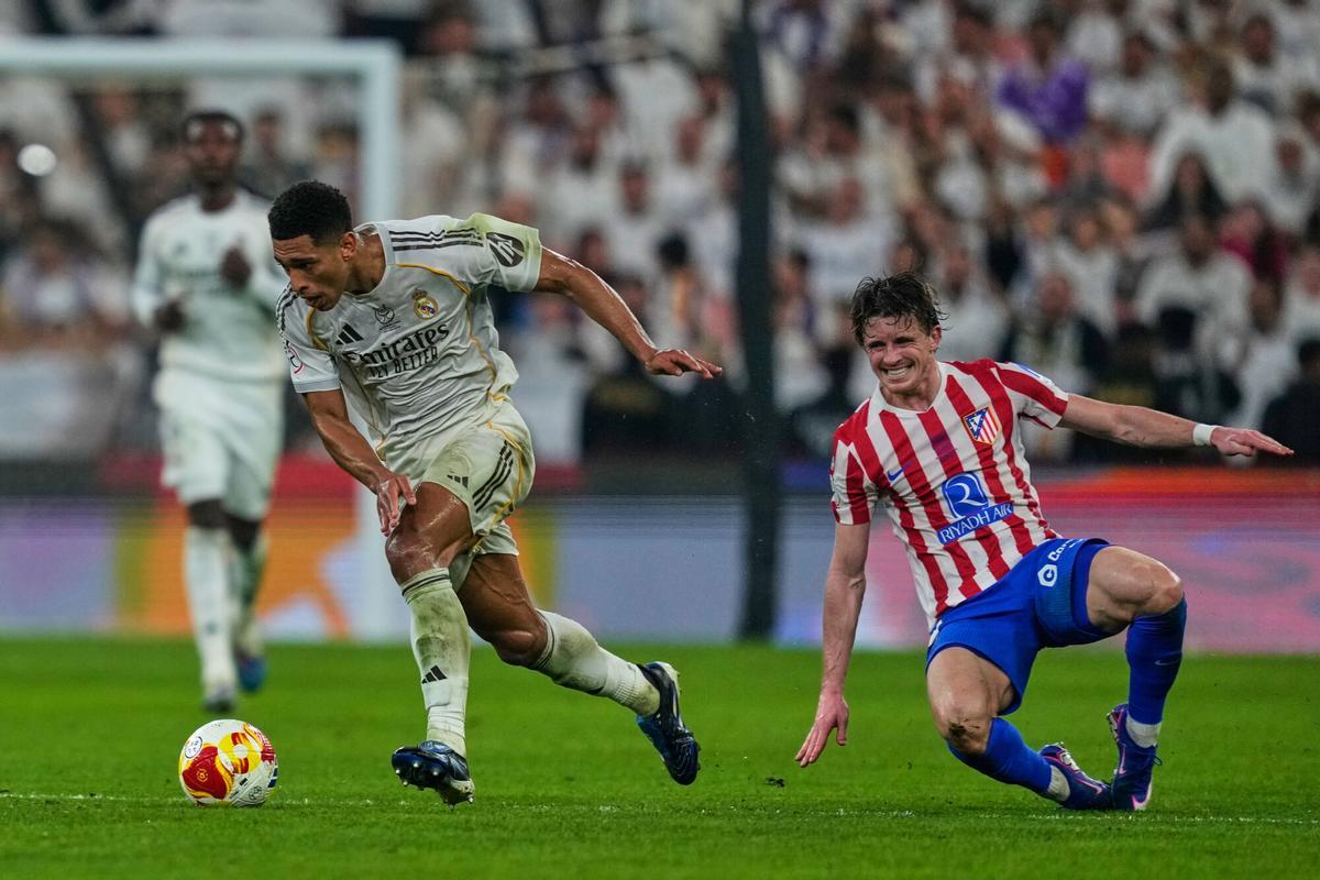 Real Madrids Jude Bellingham, left, duels for the ball with Atletico Madrids Conor Gallagher during the Spanish Super Cup semifinal soccer match at King Abdullah Sports City Stadium in Jeddah, Saudi Arabia, Thursday, Jan. 8, 2026. (AP Photo/Altaf Qadri)
