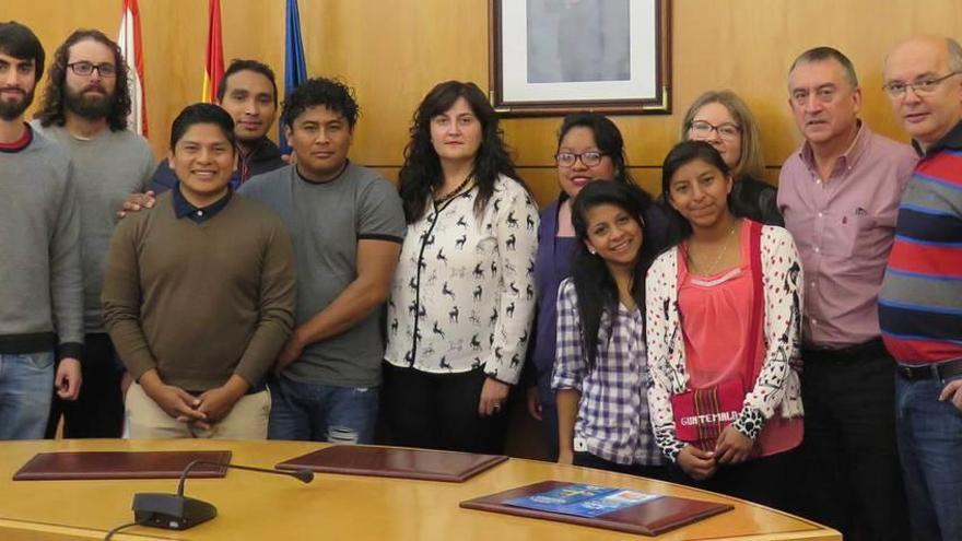 Foto de familia en el salón de Plenos tras la recepción oficial.