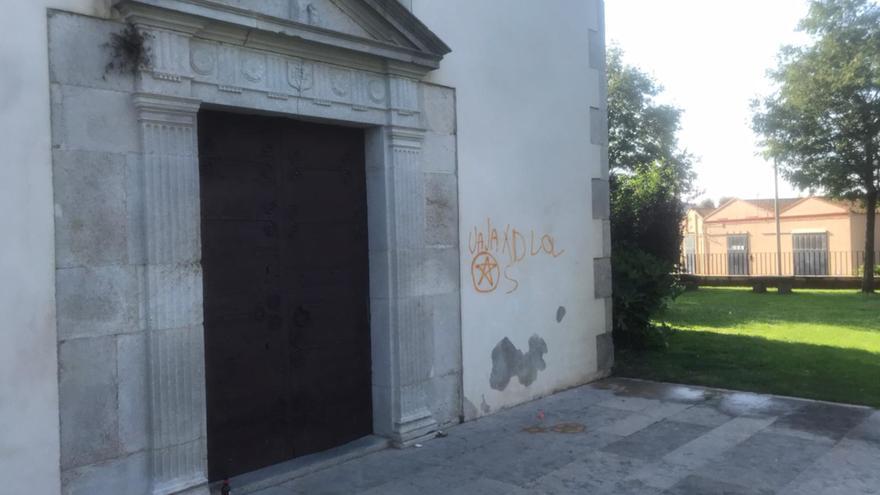 Un &#039;botellón&#039; d&#039;unes 100 persones a Campllong acaba amb pintades a la paret de l&#039;església i diverses trucades als Mossos