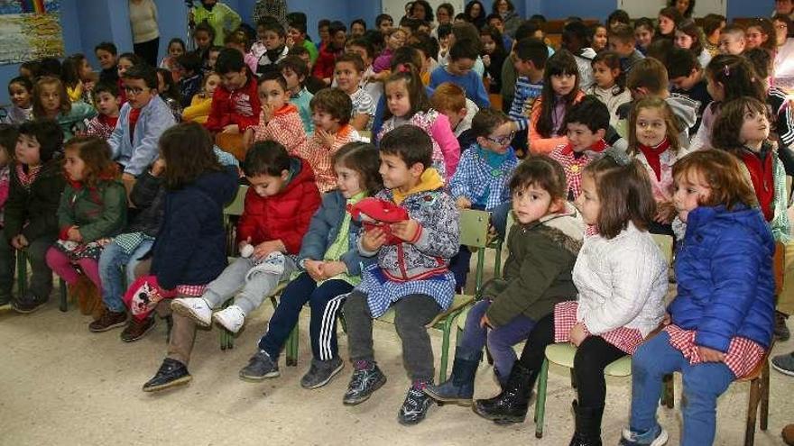 Escolares de O Foxo, ayer, en la presentación. // Bernabé / Adrián Rei