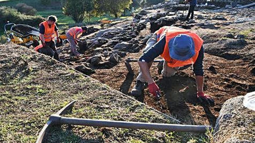 Trabajadores en las obras en el castro de Elviña, en diciembre de 2017.