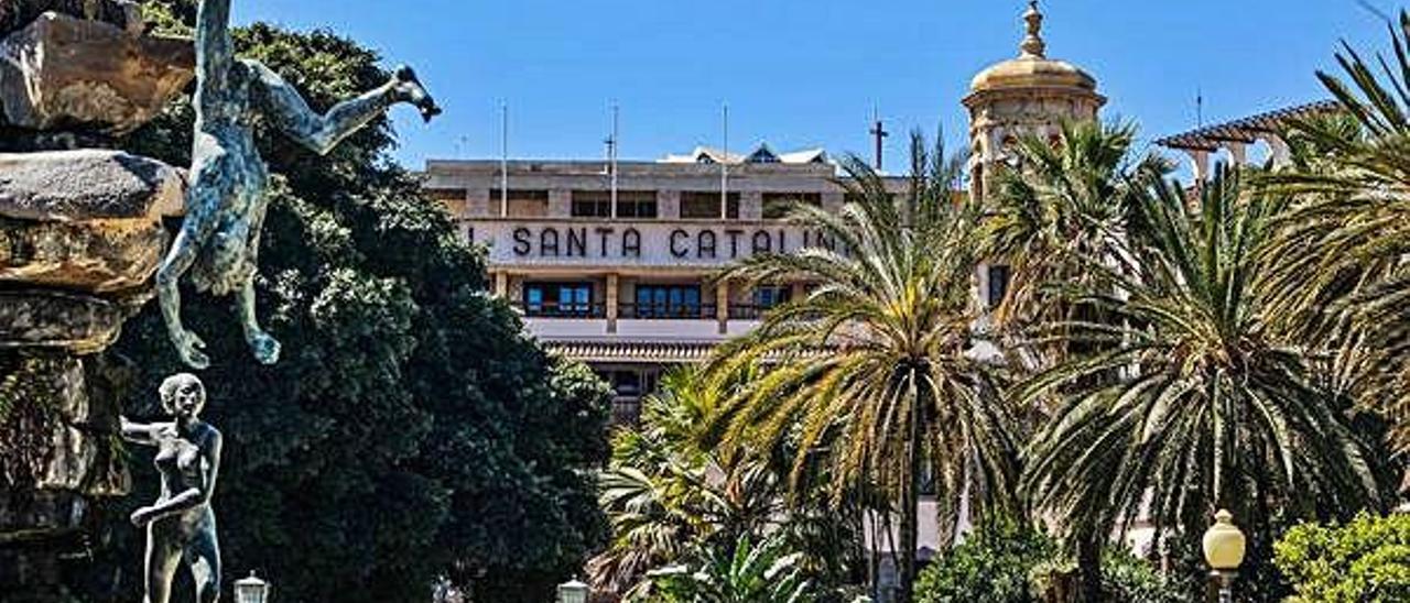 Exterior del hotel Santa Catalina hace unos días, con el monumento Atis Tirma en primer término; se pueden observar las obras de la cubierta.