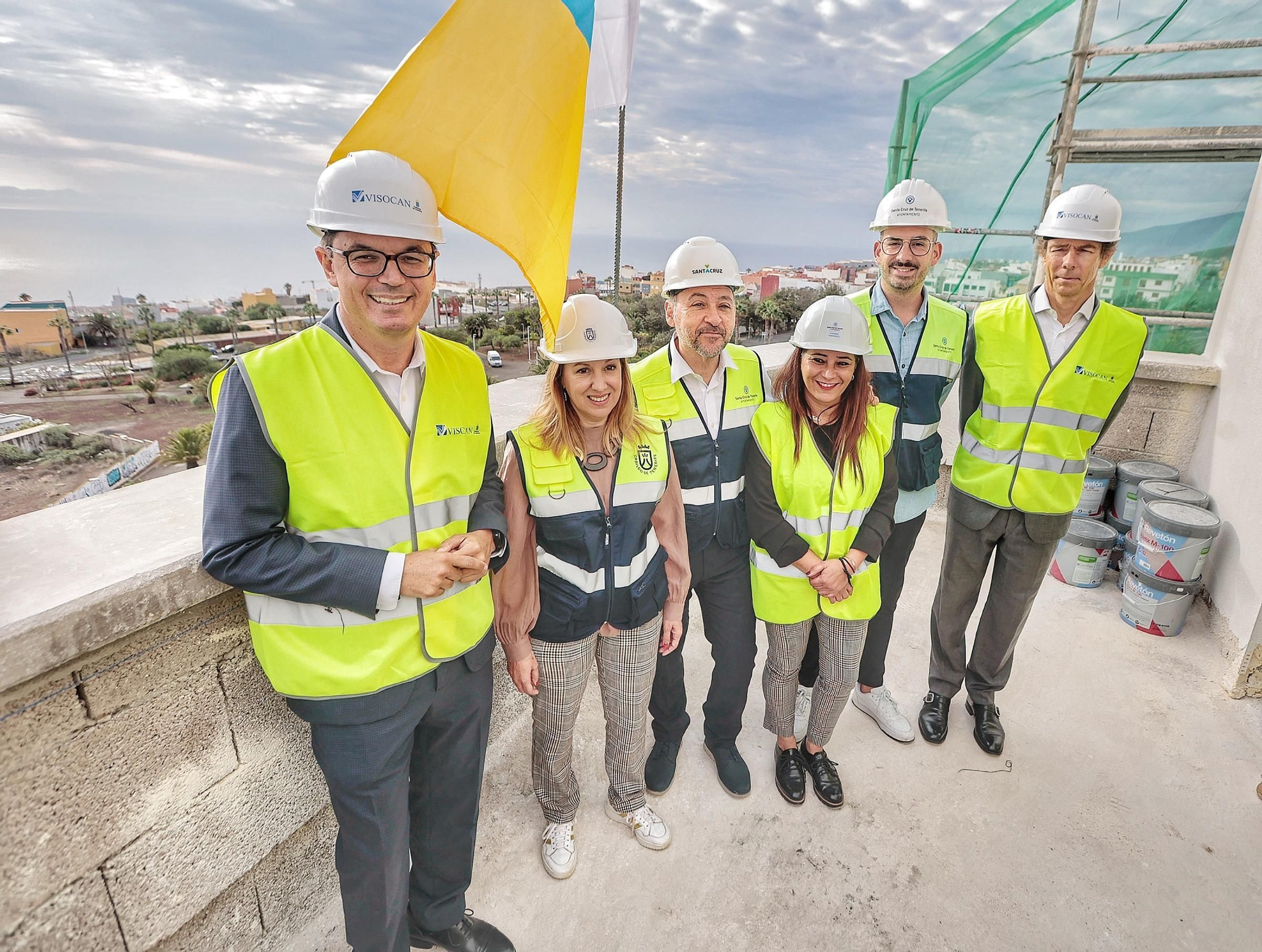 Visita al piso piloto de las 100 vivienda de Visocan en Santa Cruz de Tenerife