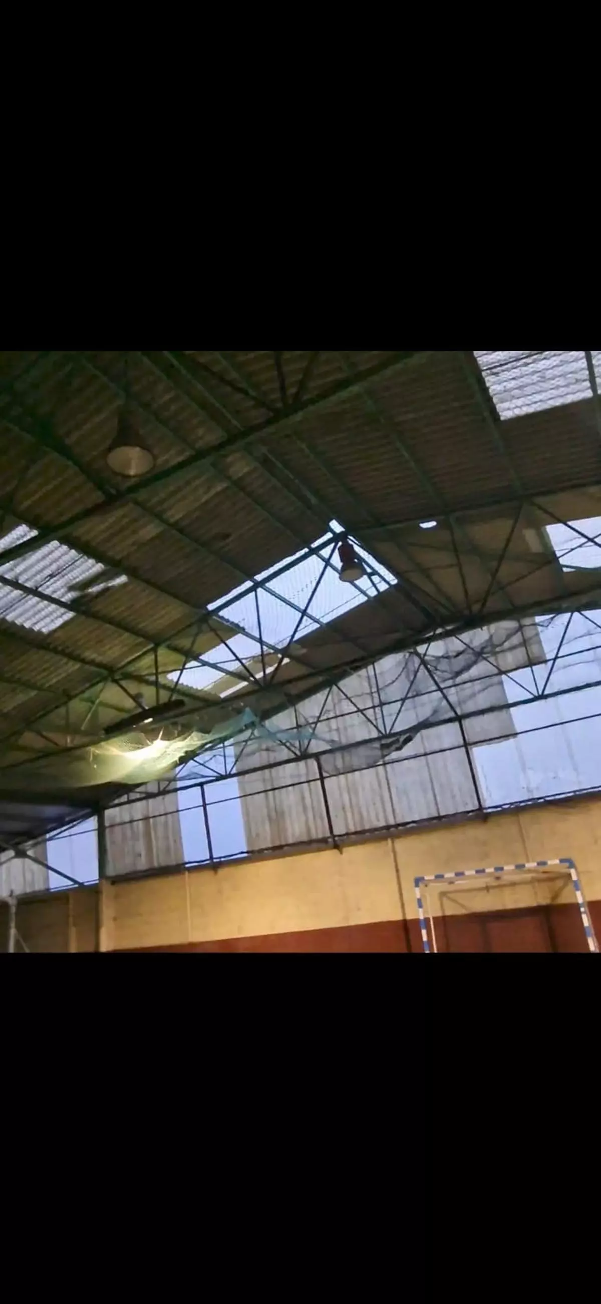Escolares sin recreo: hartos de «apaños», padres de un cole de Vigo denuncian que la cubierta del patio se cae a pedazos