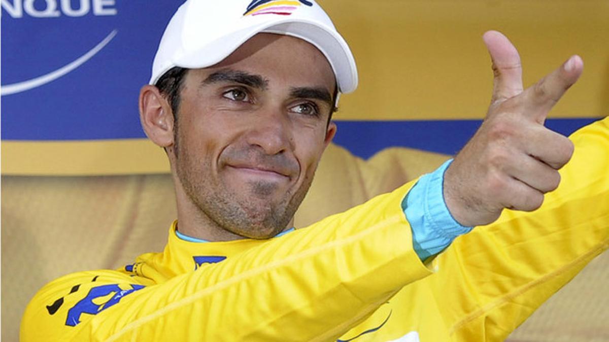 Contador, nuevo lider del Tour con ocho segundos de ventaja sobre Schleck, tras recibir el jersey amarillo, después de la 15ª etapa