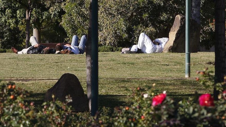 Vecinos disfrutan en el Parque de Huelin.