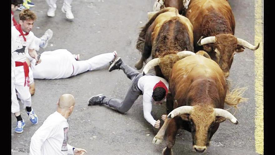 José Antonio (i.), corriendo junto a los toros esta misma semana. // FdV