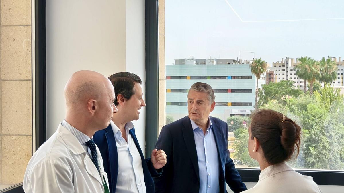 Visita del Consejero de Sanidad de la Junta de Andalucía, Antonio Sanz al edificio de Consultas Externas Materno-Infantil Hospital Reina Sofía