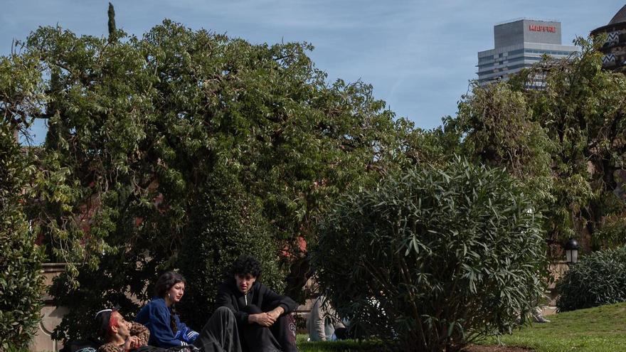 Los jóvenes españoles priorizan dinero y vivienda y se alejan del feminismo y la democracia