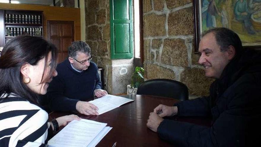 El alcalde firmó el contrato ayer con un representante de MHP.