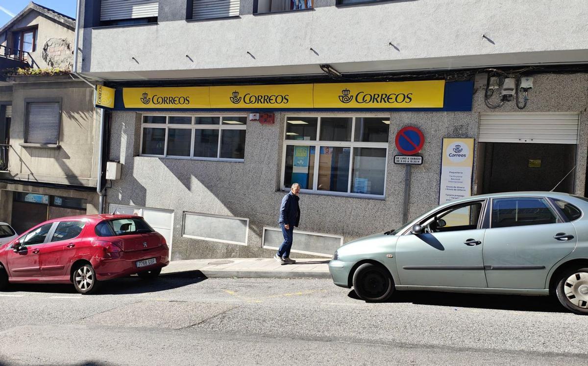 La oficina de Correos, en la calle Méndez Núñez, es el gran servicio público que sigue en O Real.   | // G.N.