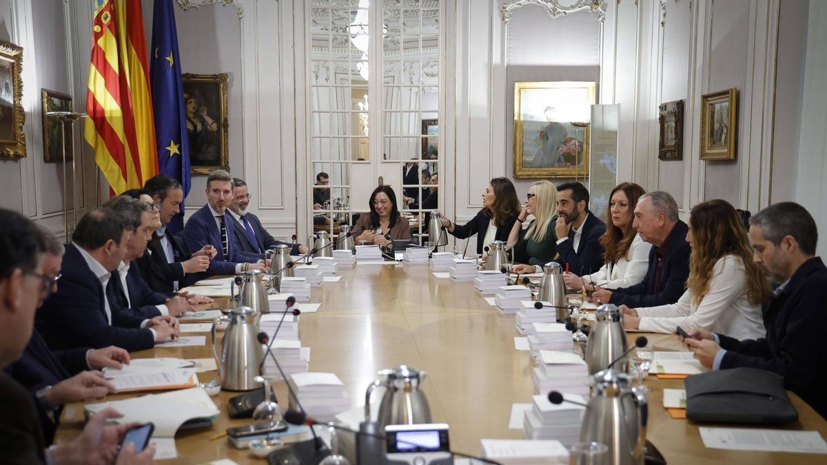 Imagen de una de las últimas reuniones de la junta de síndics en las Corts.