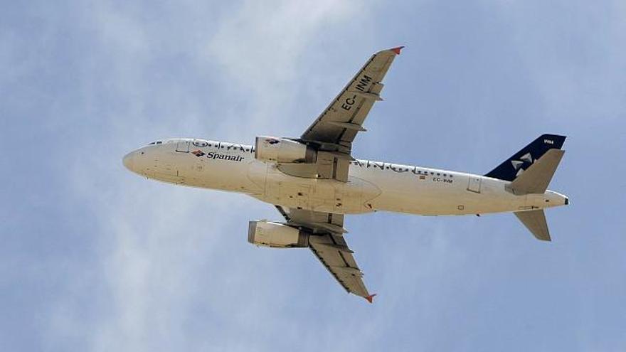 Un avión de Spanair despega en Barajas