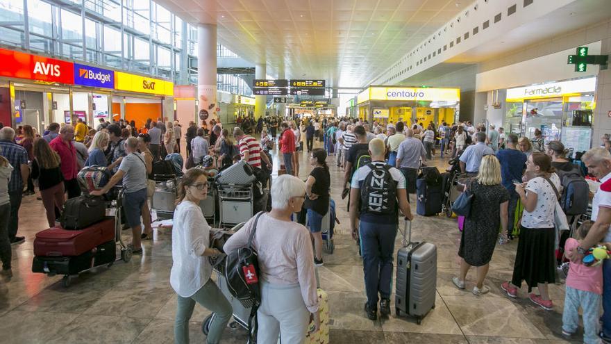 El aeropuerto de Alicante-Elche continúa recuperando pasajeros y el tráfico creció en noviembre un 11,3%