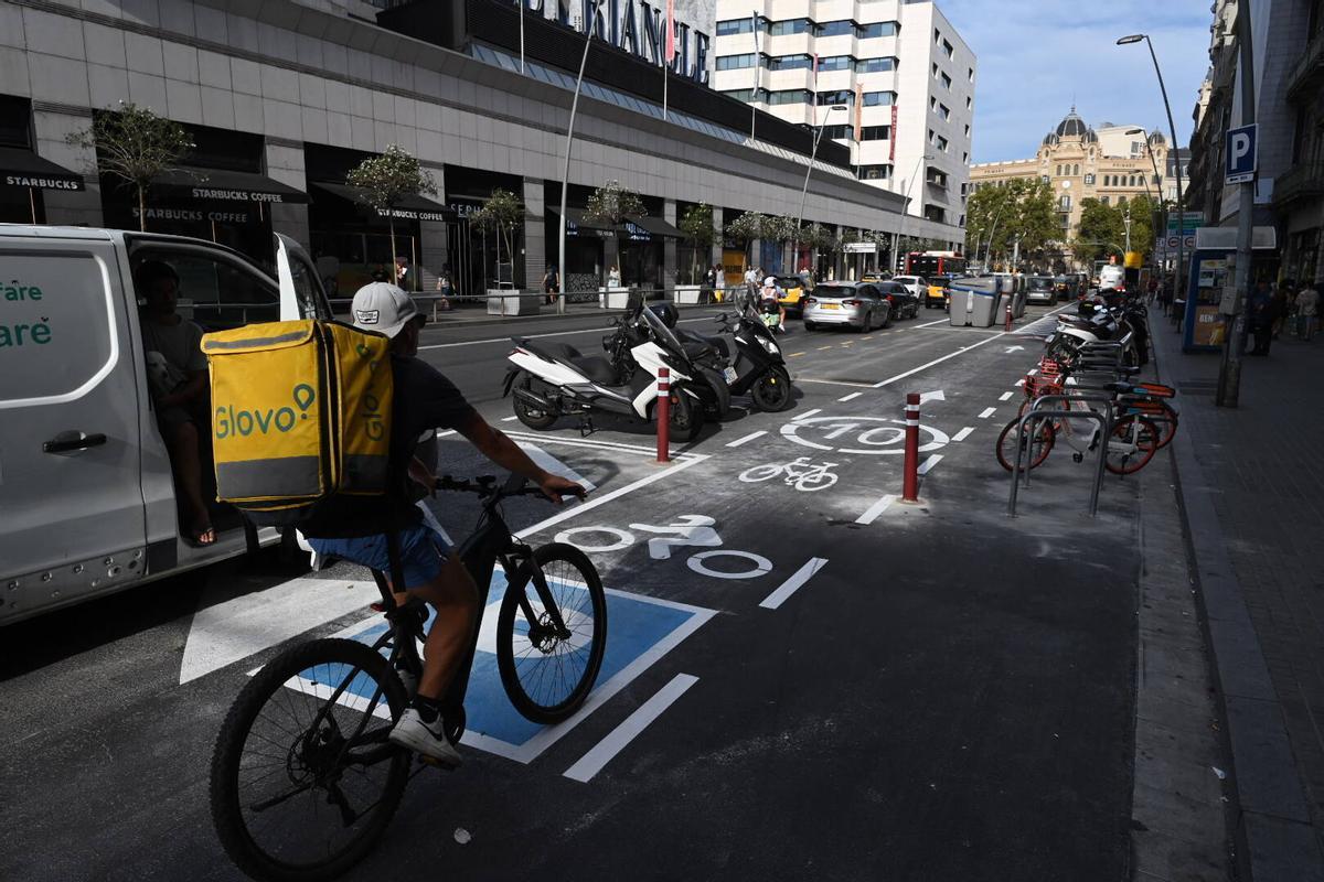 La reurbanización de Pelai, donde ha desaparecido el urbanismo táctico para dejar sitio a plazas para bicis, motos y furgonetas