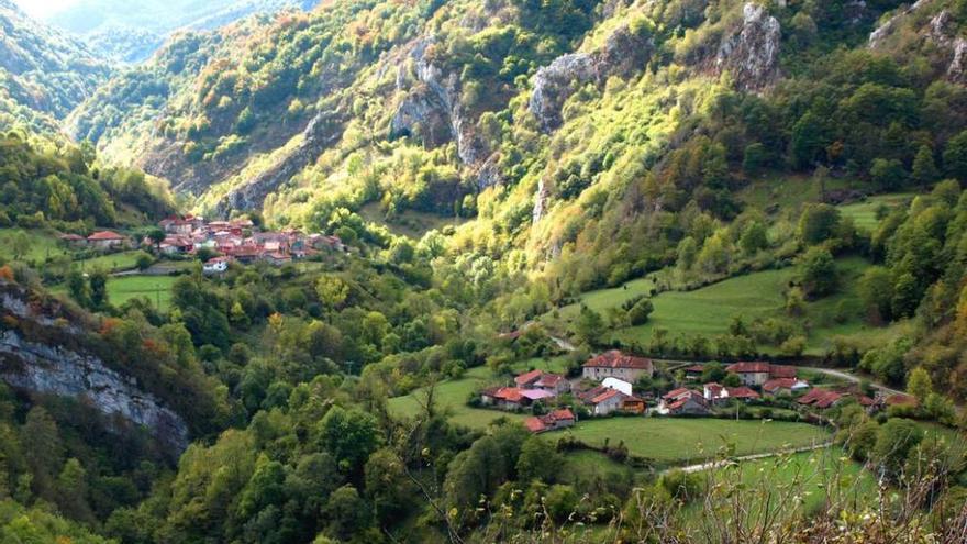 Dos de los barrios del pueblo de Sobrefoz, en el concejo de Ponga.